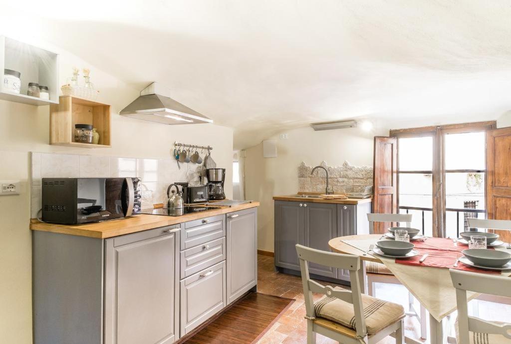 Lyon Apartment Anfiteatro Square, Лукка Экстерьер фото