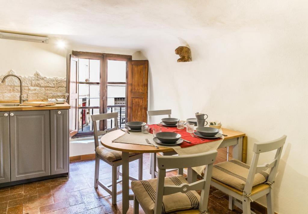 Lyon Apartment Anfiteatro Square, Лукка Экстерьер фото