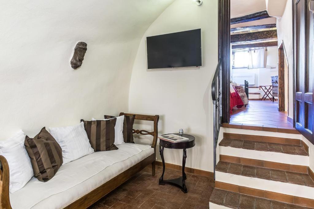 Lyon Apartment Anfiteatro Square, Лукка Экстерьер фото